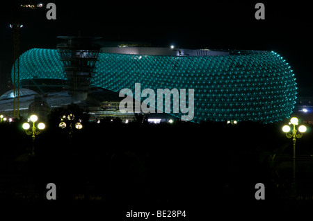 Yas Viceroy Hotel abends beleuchtet auf der Formel-1-Rennstrecke, wo der Grand Prix stattfindet, Yas Island, Abu Dhabi Stockfoto