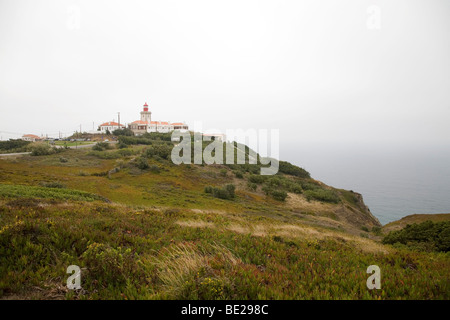 Der Leuchtturm und die Heide wie Eis Pflanze (Khoi Edulis) bedeckt Klippen von Cabo da Roca in Portugal. Stockfoto