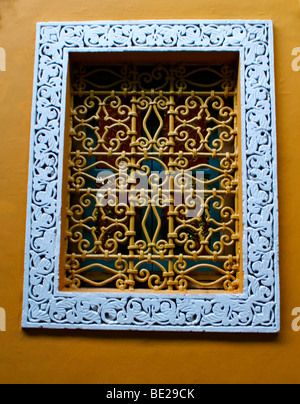 Eines der vielen dekorativen Fenster in den Jardin Majorelle in Marrakesch Stockfoto