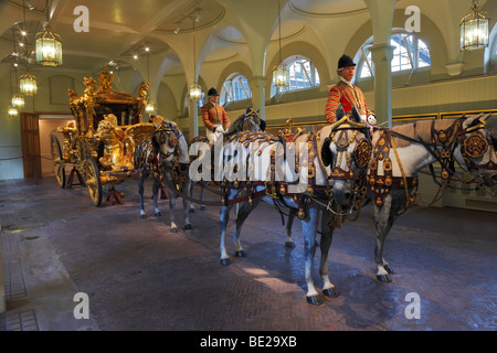 Die Gold State Coach. Die Royal Mews, Buckingham Palace, London, England, UK. Stockfoto