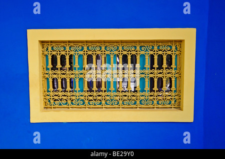 Eines der vielen dekorativen Fenster in den Jardin Majorelle in Marrakesch Stockfoto