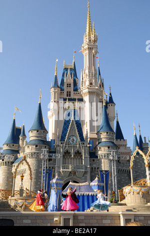 Feier im WALT DISNEY WORLD - APRIL 12: Micky Maus in der Magic Kingdom-Parade der Lichter. Disneyworld in Orlando, Floride Stockfoto