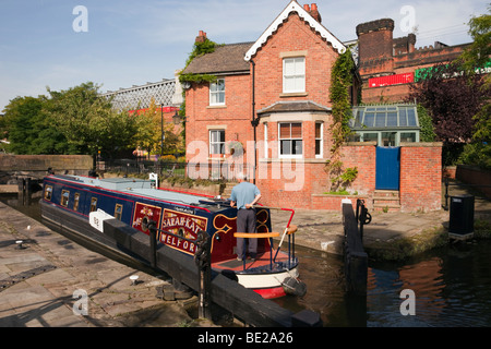 Narrowboat in Dukes Lock mit Lock Keeper Ferienhaus am Rochdale Kanal im Castlefield Urban Heritage Park. Manchester-England-UK. Stockfoto