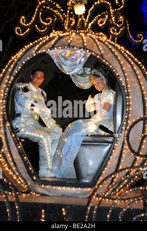 PARADE der Lichter AT WALT DISNEY WORLD - APRIL 11: Cinderella und Prinz im Magic Kingdom Parade of Lights. Disneyworld in O Stockfoto