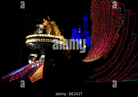 PARADE der Lichter im WALT DISNEY WORLD - APRIL 11: Micky Maus in der Magic Kingdom-Parade der Lichter. Disneyworld in Orlando, F Stockfoto