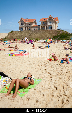 Menschenmassen am Strand von Biscarrosse, Aquitaine, Frankreich Stockfoto