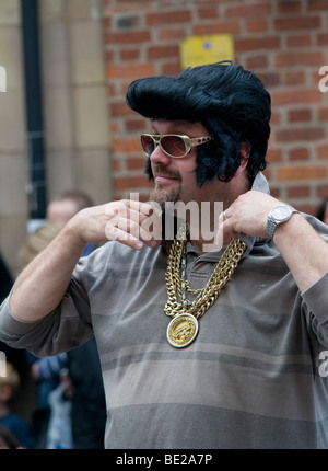 Mann, gekleidet wie Elvis Ashbourne International Streetfest 2009 Straßentheater und Arts Festival in Ashbourne Derbyshire Stockfoto