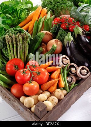SCHACHTEL MIT FRISCHEM GEMÜSE Stockfoto