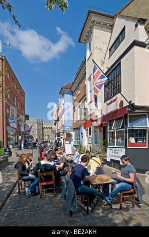 Menschen Essen in der offenen Kirche Street, Windsor, Berkshire, England Stockfoto