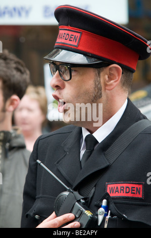 Traffic Warden Ashbourne International Streetfest 2009 Straßentheater und Kunst-Festival in Ashbourne Derbyshire Stockfoto