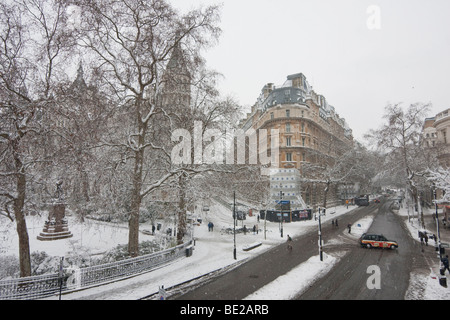 starker Schneefall über Victoria Embankment im Jahr 2009 Stockfoto