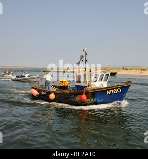 Angelboot/Fischerboot Rückkehr nach Mudeford Quay Christchurch Harbour Dorset-England Stockfoto