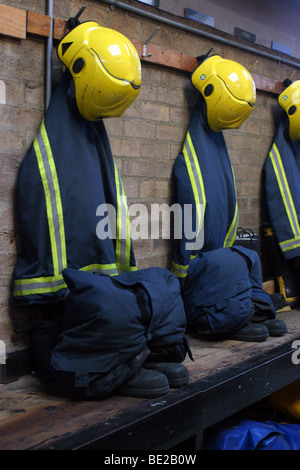 Fire Fighter Uniform in einer Feuerwache aufhängen Stockfoto