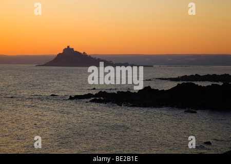 St. Michaels Mount bei Sonnenuntergang vom in der Nähe von Perranuthnoe; Cornwall Stockfoto