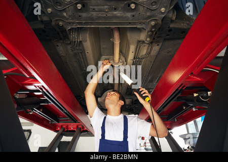 Mechaniker unter Auto Stockfoto