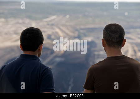 Touristen, die mit Blick auf ein Tagebau Kohlenbergwerk, Westdeutschland Stockfoto