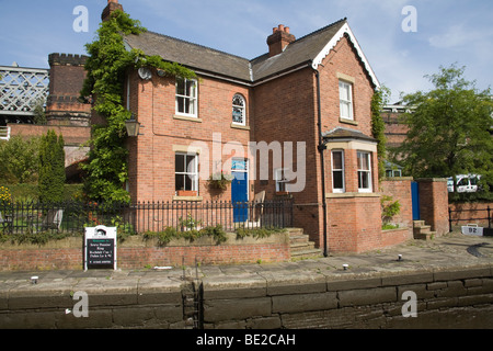 Manchester England Großbritannien Die lock keepers Cottage auf Herzögen Lock 92 Rochdale Canal schiffbaren Kanal im Bereich der Stadt Castlefields Stockfoto