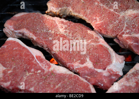 Steaks auf dem Grill, selektiven Fokus Stockfoto