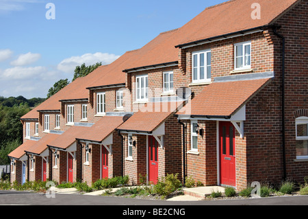 Reihe von Hütten, Overton Hill Wohnsiedlung, Overton, Hampshire, England, Vereinigtes Königreich Stockfoto