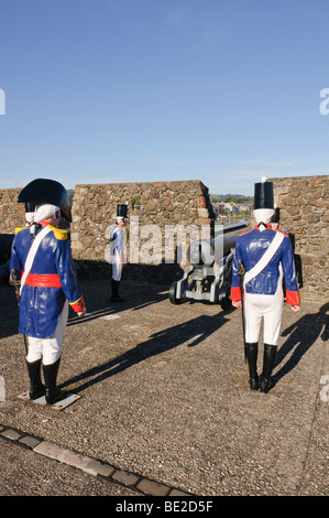 Modelle der englischen Bluecoat Soldaten neben einer Kanone Stockfoto