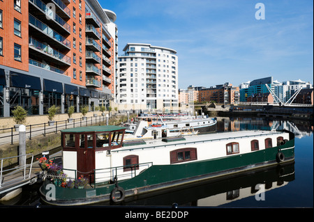 Hausboote und moderne Apartments auf den Fluss Aire in der sanierten Fläche von Clarence Dock, Leeds, West Yorkshire, England Stockfoto