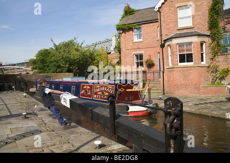 Manchester England UK Narrowboat in Dukes Lock 92 von Rochdale Kanal im Bereich Castlefields der Stadt Stockfoto