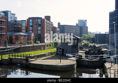 Schleusen auf den Fluss Aire außerhalb des The Royal Armouries Museum, Clarence Dock, Leeds, West Yorkshire, England Stockfoto