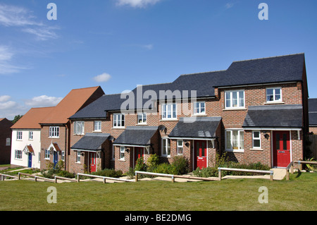 Reihe von Hütten, Overton Hill Wohnsiedlung, Overton, Hampshire, England, Vereinigtes Königreich Stockfoto