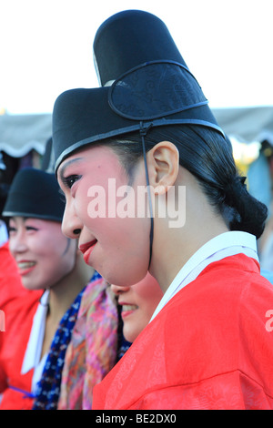 in einer koreanischen Tracht gekleidete Frau während Thames Festival London England Stockfoto