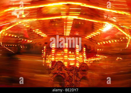 Drehenden Karussell Messegelände fahren beleuchtet in der Nacht, 'St Giles' Kirmes, Oxford, UK Stockfoto