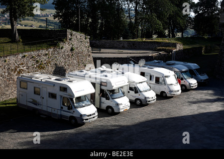 Wohnmobile, die von der UNESCO zum Weltkulturerbe erklärten Stadt Wände von Mont-Louis in den Pyrenäen-orientalische Region Frankreichs geparkt Stockfoto