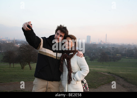 Liebhaber von Frankreich fotografieren sich auf Primrose Hill mit Central London in den Boden zurück. Stockfoto