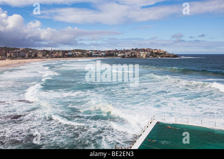 Schwimmer, Schwimmen in einem Schwimmbad direkt am Meer am Bondi Beach, Sydney, Australien Stockfoto