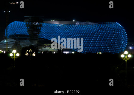 Yas Viceroy Hotel abends beleuchtet auf der Formel-1-Rennstrecke, wo der Grand Prix stattfindet, Yas Island, Abu Dhabi Stockfoto