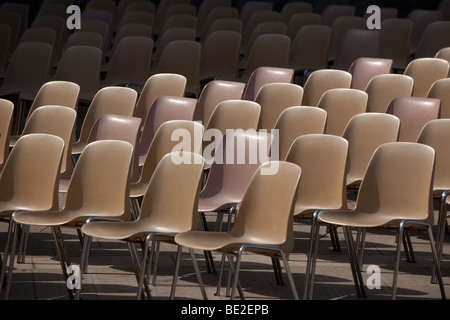 Leere Sitze in Zeilen angeordnet Stockfoto