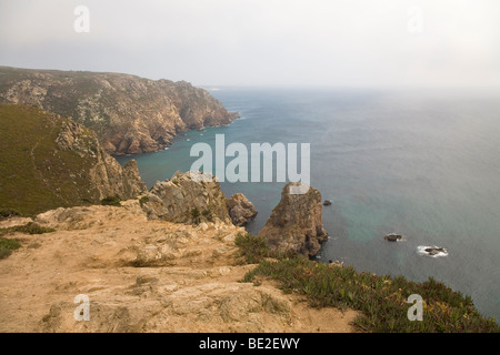 Die Klippen von Cabo da Roca in Portugal. Cabo da Roca ist westlichsten Punkt des europäischen Festland. Nebel hüllt die alten Welt-Küste. Stockfoto