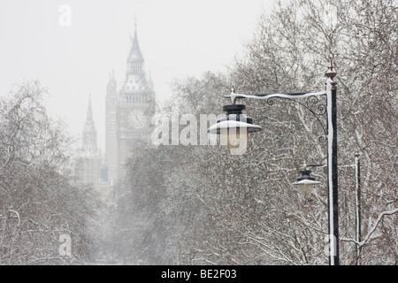 Eiszapfen hängen von Straßenlaterne mit Big Ben im Hintergrund und Schnee bedeckt Bäume Stockfoto