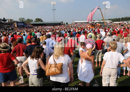 O'FALLON - 31. AUGUST: Cowd versammelten sich in eine McCain - Palin Rallye in O'Fallon in der Nähe von St. Louis, MO am 31. August 2008 Stockfoto