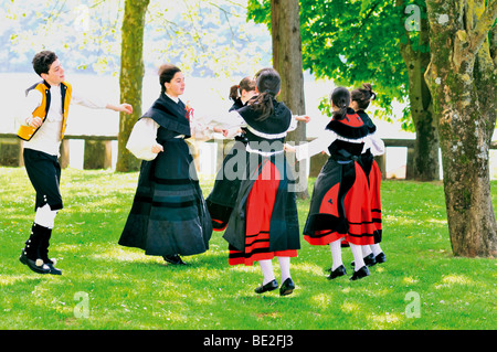 Spanien, Jakobsweg: Traditionelle Volkstanz-Gruppe von Galicien in Portomarin Stockfoto