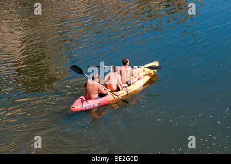 Kanuten auf französischen Fluss / 3 Mann in einem Boot - Winkel-Sur-l'Anglin, Frankreich. Stockfoto