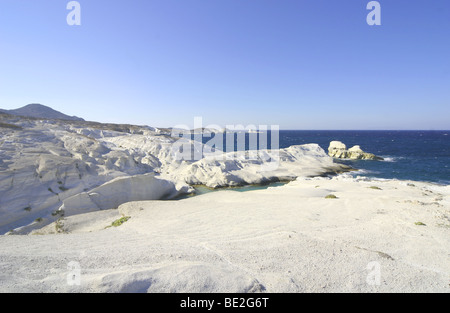 Sarakiniko ein Gebiet auf der griechischen Insel Milos mit seltsamen Felsformationen in krassem weiß. Stockfoto