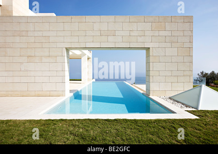 Ägäis Villa mit Infinity pool Stockfoto