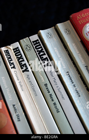 Reihe der Bücher durch britischen Autor Aldous Huxley, darunter sein bekannteste Werk, schöne neue Welt Stockfoto