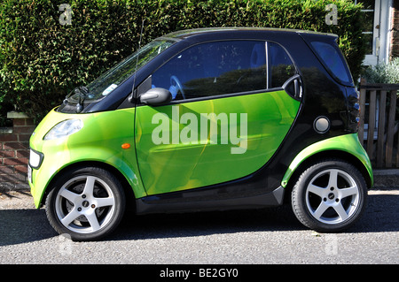 Green Smart Auto geparkt in der Straße, Whitchurch, Hampshire, England, Vereinigtes Königreich Stockfoto