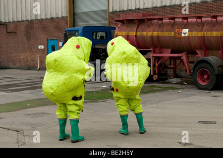 Zwei Feuerwehrleute in Gas enge chemische Schutzanzüge neben einem undichten Chemikalientanker / LKW Stockfoto