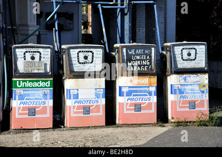 Stillgelegte, antike Zapfsäulen, High Street, Stockbridge, Hampshire, England, Vereinigtes Königreich Stockfoto