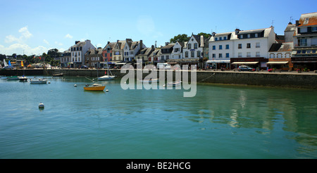 Ansicht des Cours des Quais vom Hafen La Trinite Sur Mer, Morbihan, Bretagne, Frankreich Stockfoto