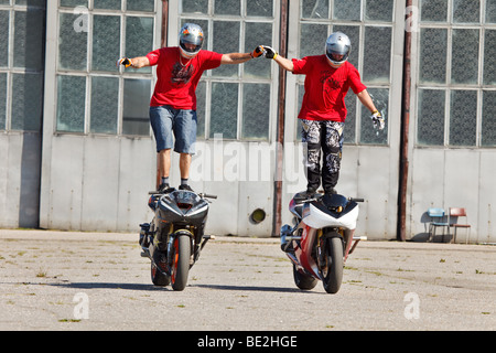 Zwei stunt-Reiter Reiten Fahrräder stehen auf Gastanks Stockfoto