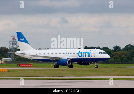 BMI-Flugzeug vorbereiten abheben vom Flughafen Manchester (Ringway Airport) Stockfoto