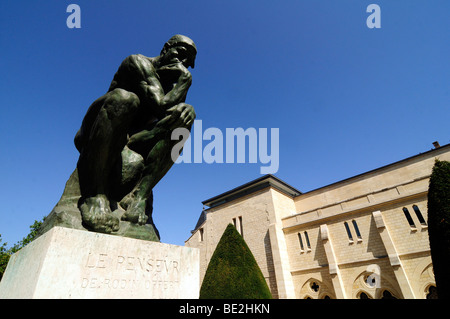 Le lange ("der Denker") ist Auguste Rodins Meisterwerk Skulptur; auf dem Display an der Garten des Rodin-Museums in Paris, Frankreich. Stockfoto